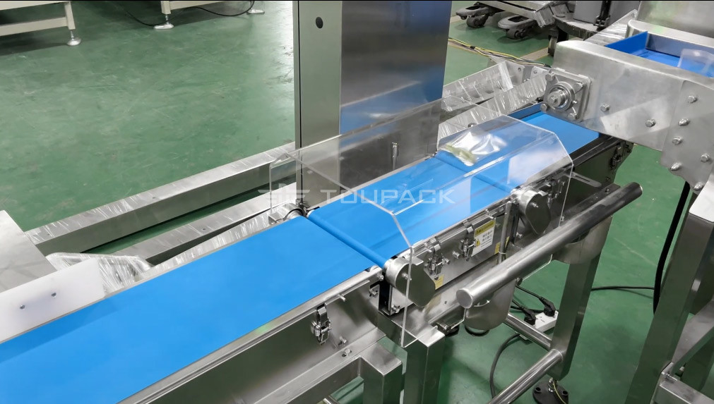 Tamamen Otomatik Sakızlı Şekerleme Paketleme Makineleri Yumuşak Jeli Meyve Çiğnemeler Şekerlemeler VFFS Arka Mühür Paketleme Makinesi