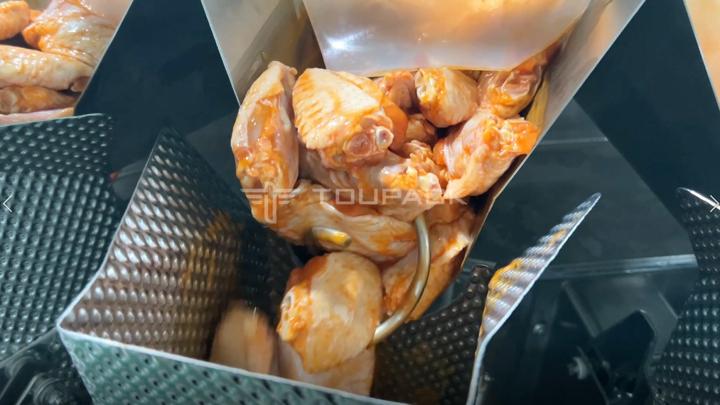 Otomatik viski besleyici kombinasyon tartıcı yapışkan yiyecekleri doldurma yapışkan yiyecekleri ekleme etleri marineli tavuk kanatları çoklu başlı tartıcı