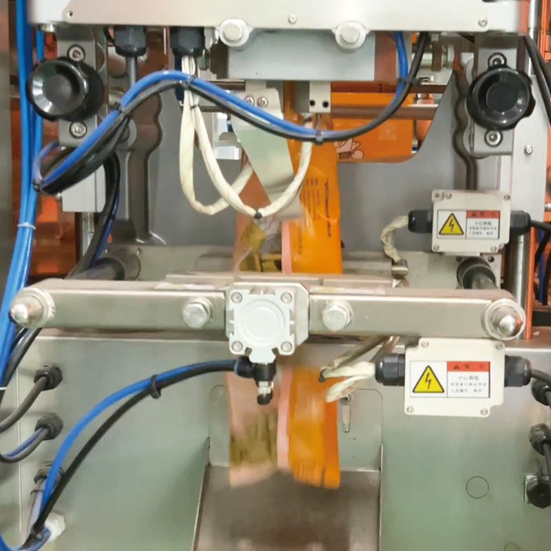 Yüksek Kaliteli Dikey Otomatik Kantitatif Parçacık Atıştırmalık Gıda Dolum Paketleme VFFS Tartım ve Paketleme Makinesi