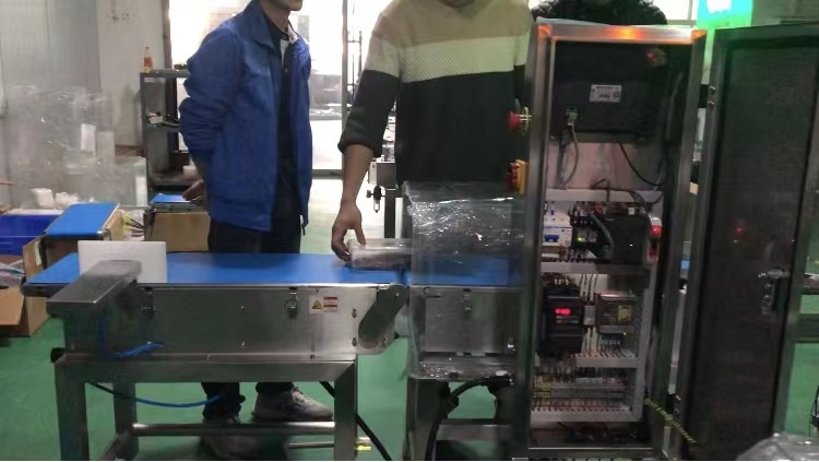 Ürünlerin Ağırlığını Kontrol Etmek İçin 1KW 120p/dk Yüksek Hızlı Kontrol Kantarı